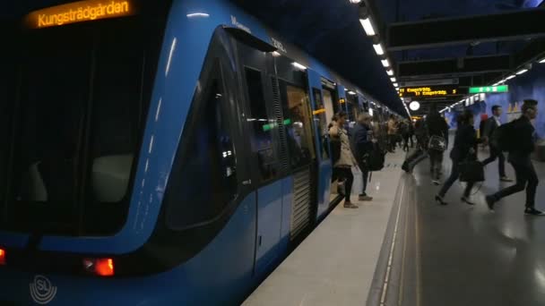 Mensen uitstappen van de metro trein — Stockvideo