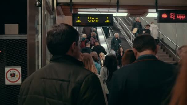Personas subiendo y bajando escaleras mecánicas en el metro — Vídeos de Stock