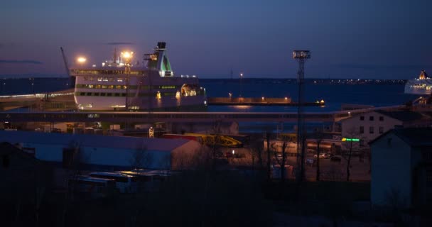 Vista noturna do porto com navios de cruzeiro — Vídeo de Stock