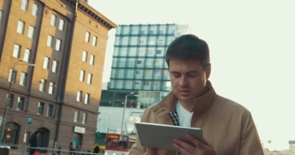 Man met een stadswandeling met Tablet computer — Stockvideo