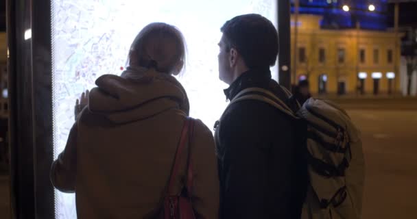 Les touristes vérifient l'itinéraire pad avec la carte de rue — Video