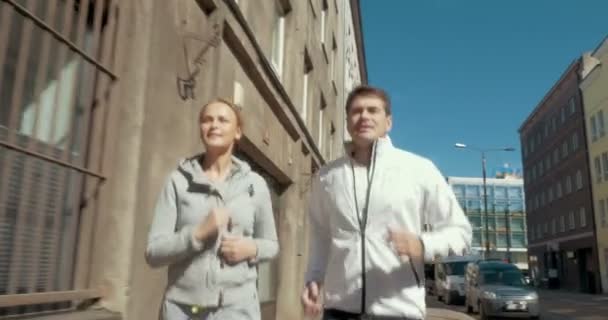 Пробіжка вранці в місті — стокове відео