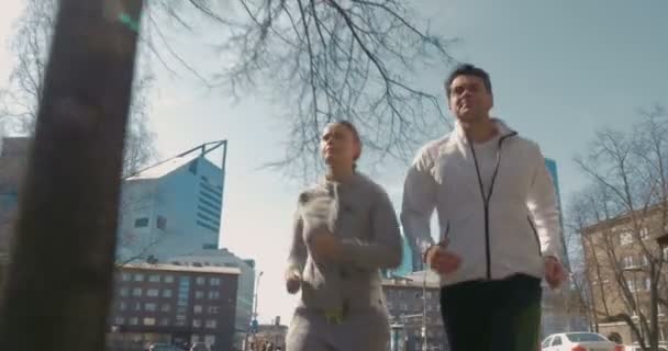 Jóvenes en forma con carrera al aire libre — Vídeo de stock