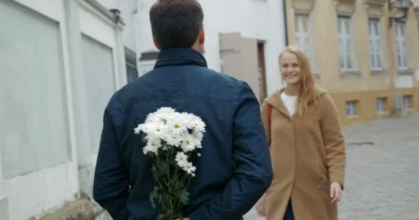 Man ontmoet geliefde vrouw met bloemen — Stockvideo