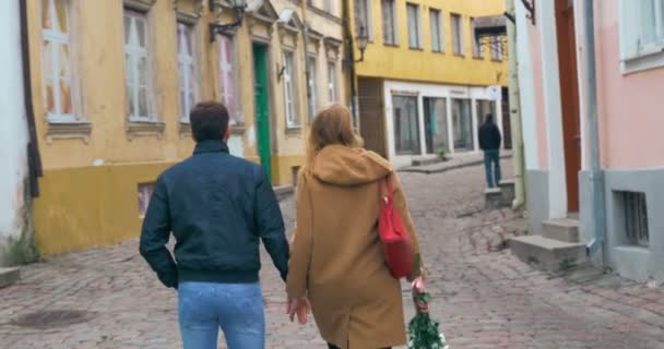 Kärleksfullt par som har en promenad i gamla tomma gatan — Stockvideo