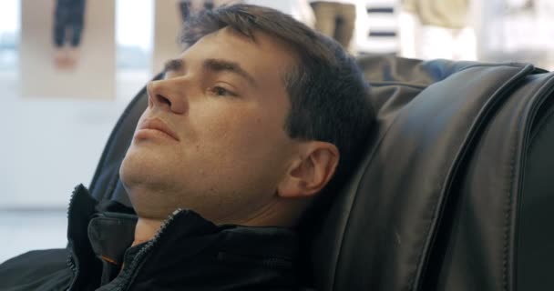 Entspannende Massage im speziellen Sessel — Stockvideo