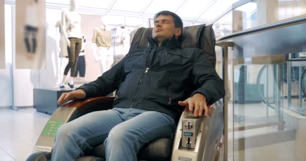 Descanso en sillón de masaje después de comprar — Vídeo de stock