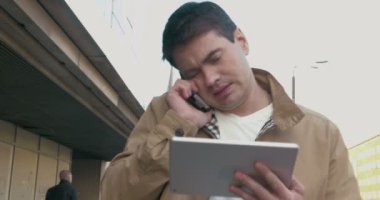 Adam akıllı telefon ve Tablet açık ile meşgul