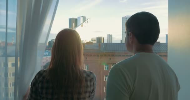 Famille regardant dans la fenêtre — Video