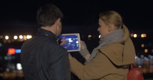 Casal tirando fotos de Night City com Tablet PC — Vídeo de Stock