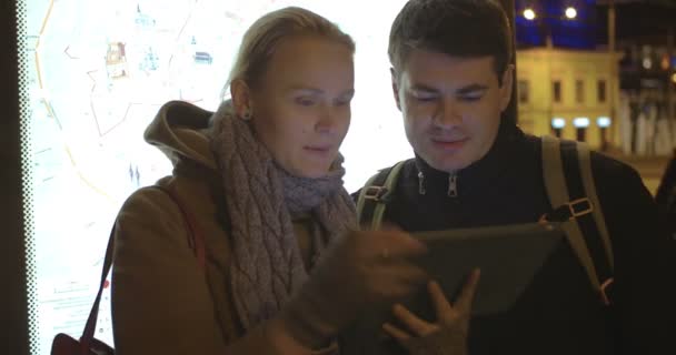 Turistas caminando en Tallin con Tablet — Vídeos de Stock