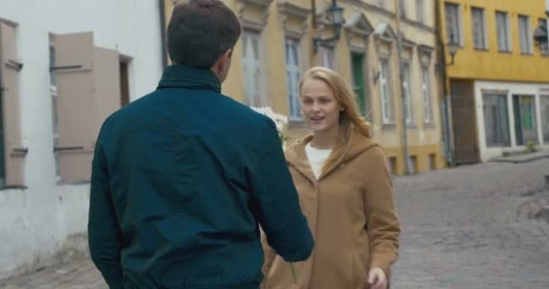 Man geven Bunch van bloemen aan vrouw — Stockvideo