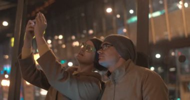 Genç arkadaşlar selfie hücre ile akşam şehir yapma