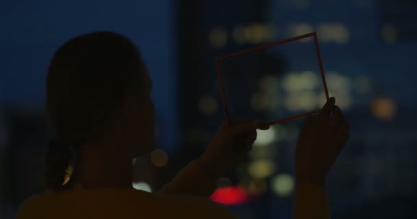 透明なタブレットを保持している女性 — ストック動画