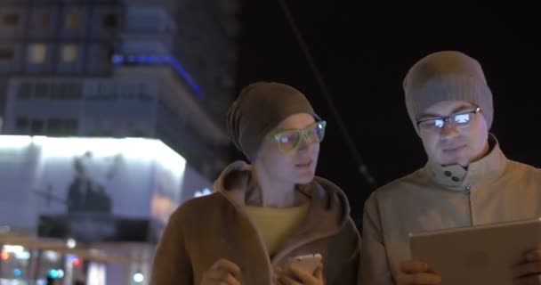 Freunde mit Gadgets spazieren in Tallinn — Stockvideo