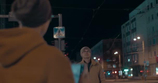 Hacer foto urbana con almohadilla por la noche — Vídeos de Stock