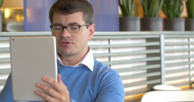 Tabletle Görüntülü Arama Yapan Adam
