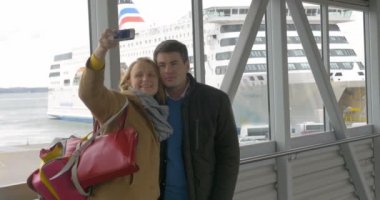 Limanda telefonla selfie çeken mutlu çift