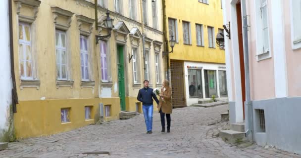 Young couple walking on the date in old city — Stockvideo