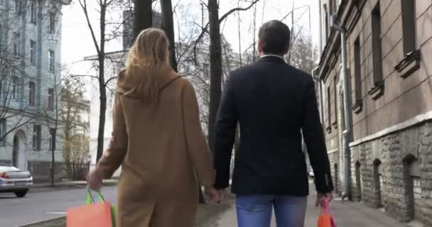 Mladý pár s nákupními taškami — Stock video