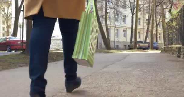 Mulher andando com saco de compras verde — Vídeo de Stock