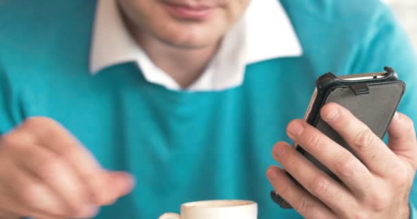 Homem usando telefone celular e fazendo anotações — Vídeo de Stock