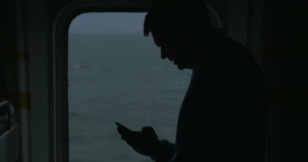 Доросла людина з телефоном на круїзному кораблі — стокове відео