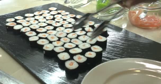 Суши-роллы на тарелке в японском ресторане — стоковое видео