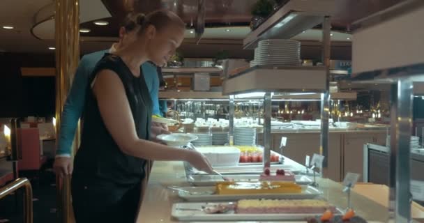 Coppia di famiglie che prende cibo nel ristorante self-service — Video Stock