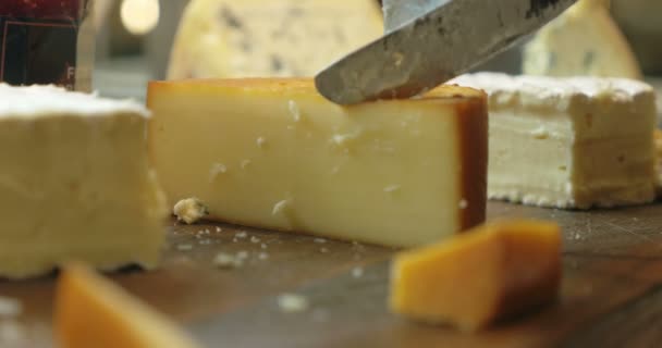 Taglio di una porzione dal formaggio — Video Stock