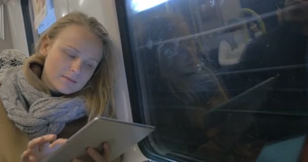 Женщина с планшетом остается на связи в метро — стоковое видео