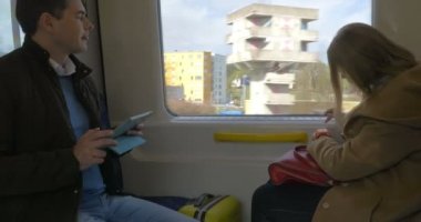 Pad ve akıllı saat kullanarak trende iki yolcu