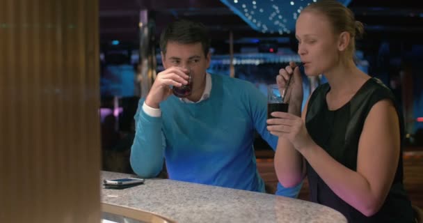 Férfi és nő kiadások szép estét a bárban — Stock videók