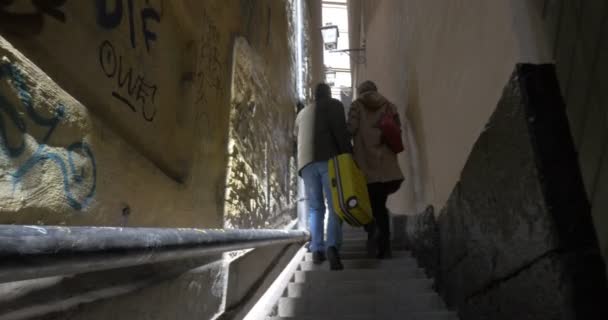 Dos turistas caminando en la antigua calle estrecha, Estocolmo — Vídeos de Stock