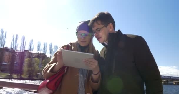 Ils ont toujours une tablette avec eux. — Video