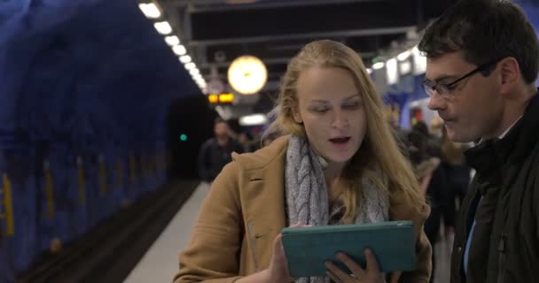 Gente urbana moderna con almohadilla en metro — Vídeo de stock