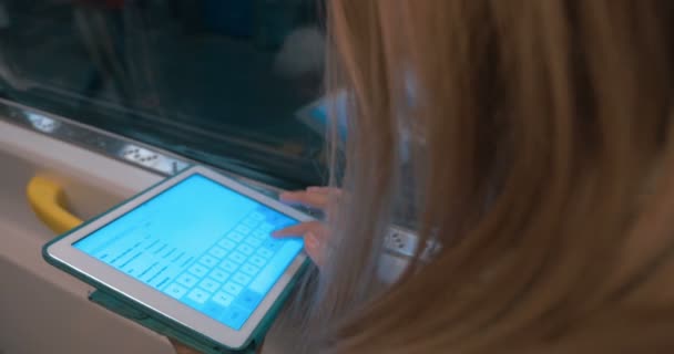 Mulher trabalhando com tablet digital PC — Vídeo de Stock