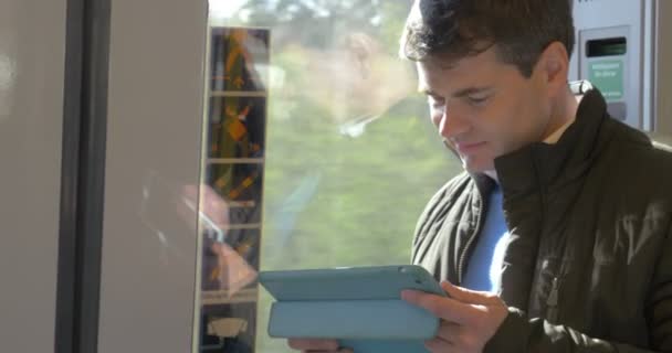 Uomo caucasico utilizzando touch pad sul treno — Video Stock