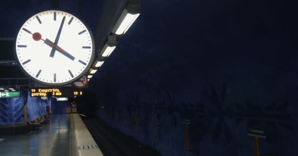 Современный поезд метро прибывает на станцию — стоковое видео