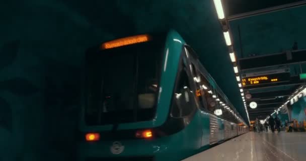 Tren subterráneo saliendo de la estación — Vídeo de stock