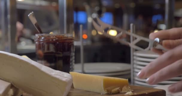 Corte de queijo no buffet — Vídeo de Stock
