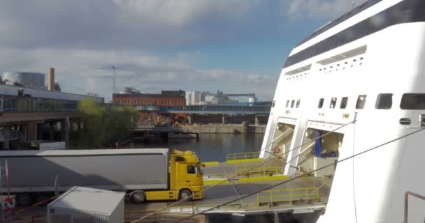 Vrachtwagen in vracht gedeelte van een schip — Stockvideo