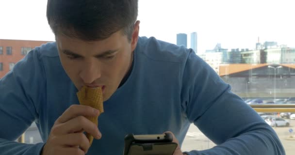 Hombre con Smartphone y Helado — Vídeos de Stock