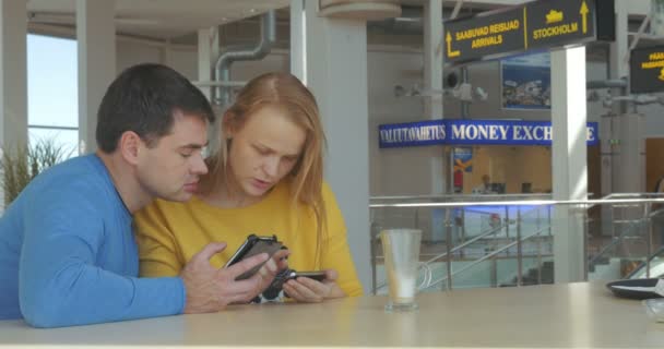 Feliz pareja adulta con teléfonos inteligentes — Vídeo de stock
