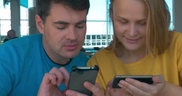 Casal jovem com telefones inteligentes — Vídeo de Stock