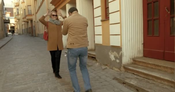 Молода пара знімає фільм з ретро камерою — стокове відео