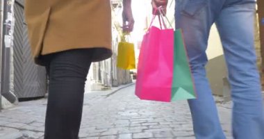 Alışveriş Çantaları ile Tallinn Yürüyüş İnsanlar
