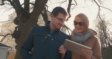 Tallinn Tablet Yürüyüş ile Çift