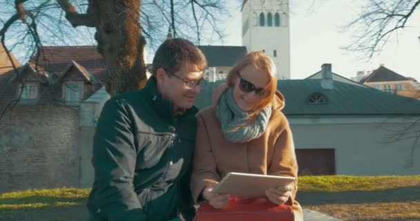 Uomo e donna che guardano video su tablet PC — Video Stock