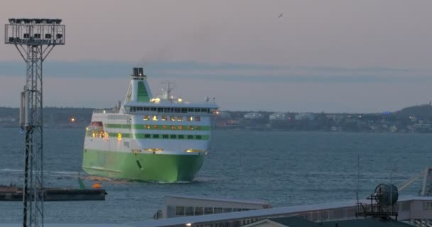 Kreuzfahrtschiff fährt abends in den Hafen — Stockvideo